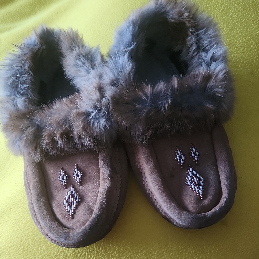 A33 B'ful Canadian Manitobah Mukluks beaded Moccasins fur edged Tipi suede